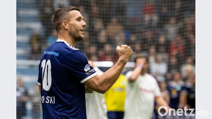 Kickte bei seinem Heimatbesuch auch in der Halle: Japan-Legionär Lukas Podolski. Bild: Bernd Thissen
