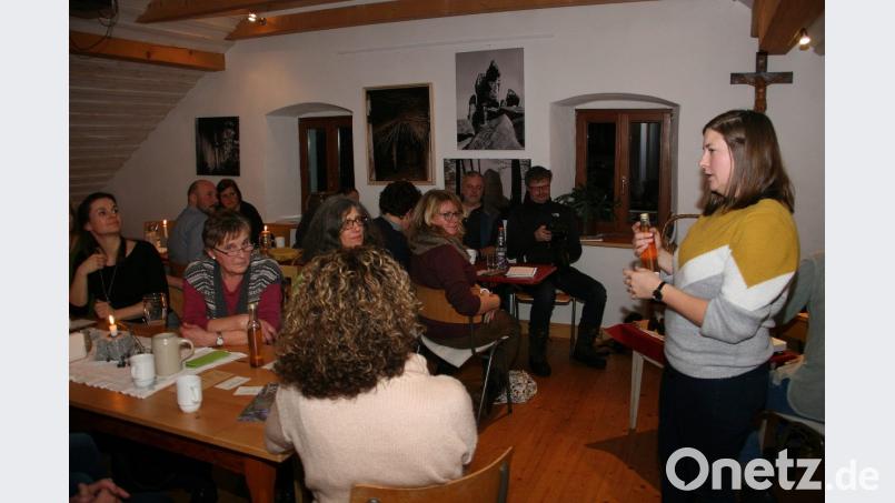 Versetzt mit Quitten wird der Apfelsaft, zu dem noch ein leichter Hauch von Wein hinzukommt, ein köstliches Getränk, weiß Conny Müller (rechts). Bild: wro