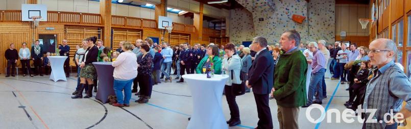 150 Gäste lauschen beim Neujahrsempfang den Worten von Bürgermeister Gottfried Härtl. Viele nutzen das Treffen auch zum zwanglosen Austausch. Bild: bsc