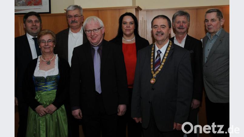 Verdiente Gebenbacher werden geehrt (von links): Zweiter Bürgermeister Cajetan Kredler, Angela Geier, Hermann Zöller, Wolfgang Schöpf, Sabine Wilde, Bürgermeister Peter Dotzler, Josef Bauer und Josef Rumpler. Bild: gf