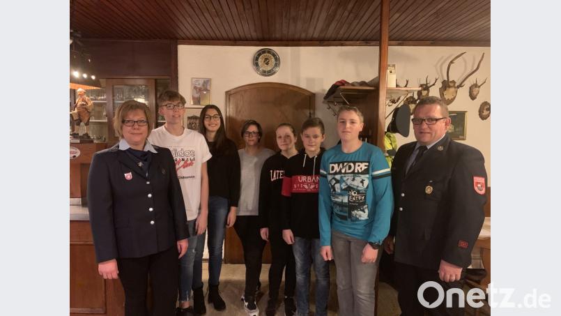 Kevin Nickl (Zweiter von links) und Benjamin Reber (Zweiter von rechts) stehen nun an der Spitze der Jugendfeuerwehr. Bild: pi