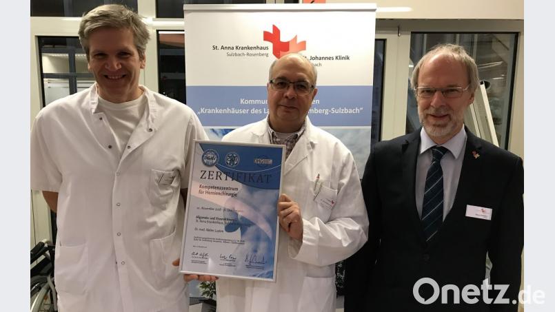 Eitel Freude im St.-Anna-Krankenhaus (von links): Oberarzt Dr. Drazen Servis, Chefarzt Dr. Walter Luyken sowie Klinikumsvorstand Klaus Emmerich. Bild: Marie Ehras