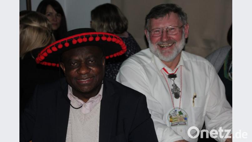 Zwei Faschingsfreunde: Pfarrer Dr.Charles Ifemeje und Bürgermeister Josef Schmidkonz. Bild: kro
