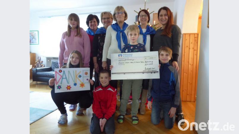 Spendenübergabe an die Gruppenleiterin "Acht Sterne" Bild: di