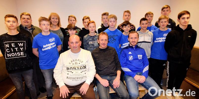 Die C-Jugend mit den beiden Bürgermeistern Dieter Dehling (Zweiter von links) und Brigitte Bachmann (Vierter von links) sowie Trainer Armin Gräml (sitzend, links), Betreuer Siegfried Heldrich (sitzend, Mitte) und demVorsitzenden des SV Illschwang Martin Luber (sitzend, rechts) Bild: no