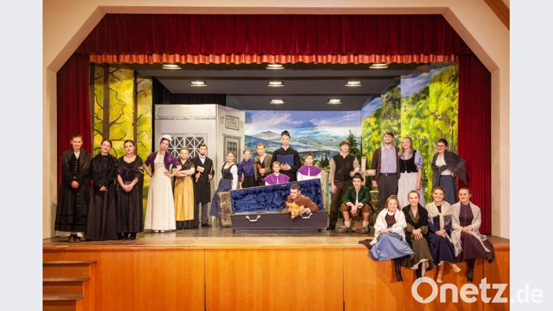 Der schauspielerische Nachwuchs der Theatergruppe wollte dabei sein, als der bayerische Vampir sein Unwesen trieb. Kleine Veränderungen am Stück machten es möglich. Bild: ld