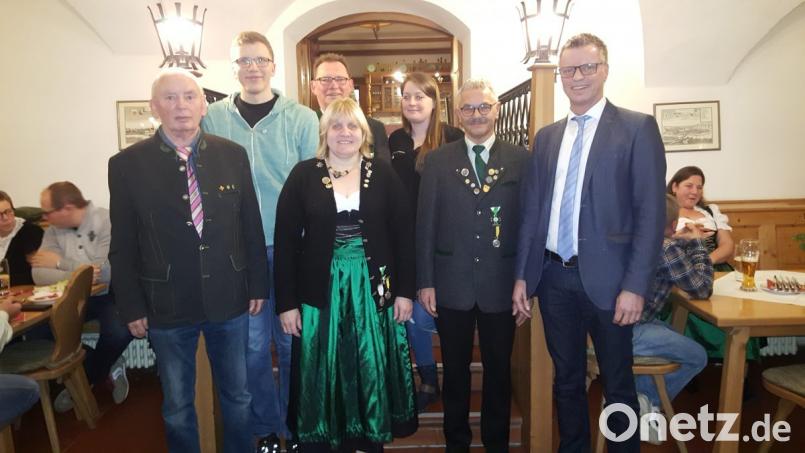 Verdiente Mitglieder des Schützenvereins werden ausgezeichnet (von links): Gauschützenmeister Heiner Fraunholz, Marcus Flierl, Richard Schwarz, Johanna Bauer, Athina Wanek, Günter Heidl und Bürgermeister Hermann Falk. Bild: vt