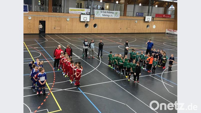 Die Juniorenteams stellen sich zur Siegerehrung auf. Bild: svk