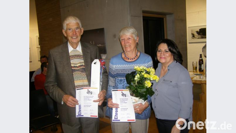 Willi und Ingrid Pröls zusammen mit Anita Hammerer (von links) nach der Ehrung für 50-jährige Treue. Bild: pz