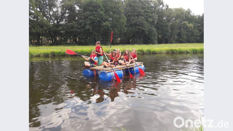 Bilder aus der Ferienfreizeit 2018: Floß fahren und Spaß haben. Bild: exb
