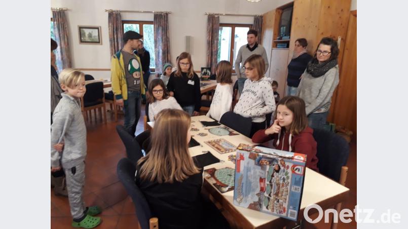 Spannende Gesellschaftsspiele ziehen Kinder, junge Erwachsene und Familien in den Bann. Bild: exb