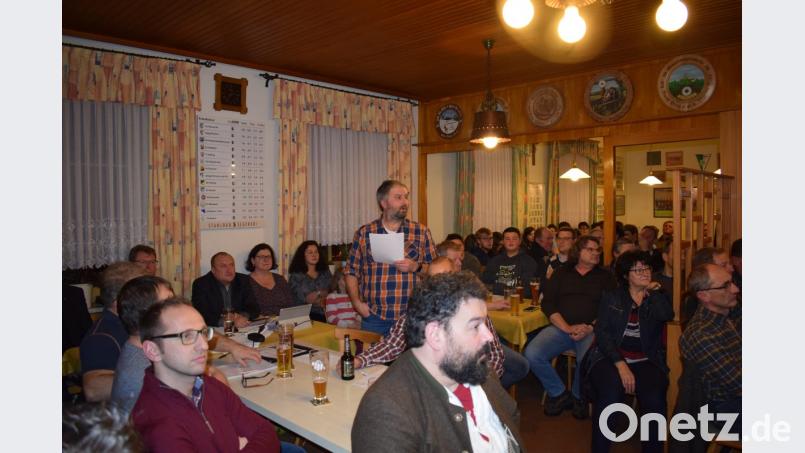 Auf großes Interesse stieß die Bürgerversammlung im Gasthaus Winderl. Gemeinderat Herbert Laubmann (stehend) erläuterte die Situation in Pertolzhofen und verdeutlichte die Notwendigkeit zum Bau von Dorfgemeinschaftshaus/Haus der Vereine. Bild: Maria Hoch/exb