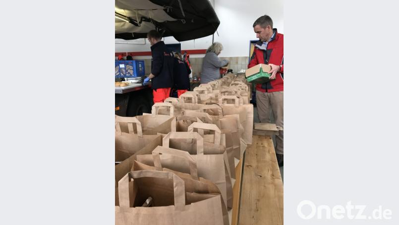 Die Mitglieder der Johanniter versorgen die anderen Einsatzkräfte mit warmen Mahlzeiten. Bild: exb