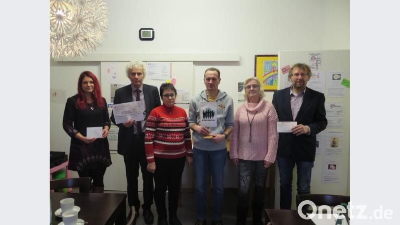 Jessika Wöhrl-Neuber, Landrat Wolfgang Lippert (von links) und Hermann Schraml (rechts) gratulieren den drei neuen Vorstandmitgliedern Gabi Zachmann (Gruppenleiterin), Philipp Hausknecht (stellvertretender Gruppenleiter) und Kassiererin Gisela Lehner (von rechts). Bild: jzk