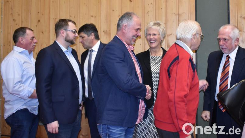 Knapp 300 Gäste aus Politik, Wirtschaft, Schule, Kindergarten und US-Armee sowie viele Ehrenamtliche begrüßen sich beim Neujahrsempfang der Stadt und des Stadtverbandes Grafenwöhr. Bild: rgr