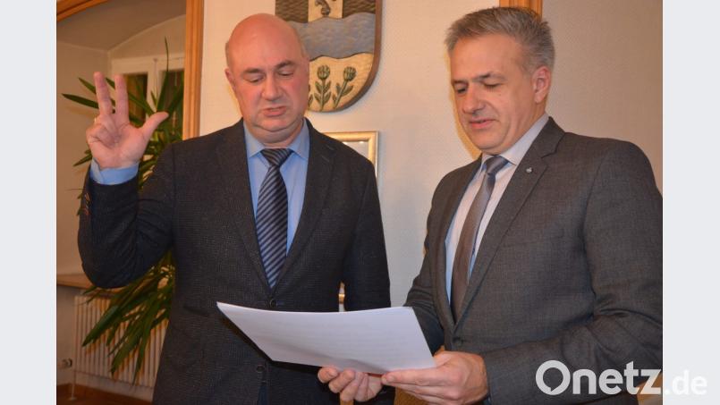 Bürgermeister Roland Grillmeier (rechts) vereidigt Wolfgang Hecht als neues Stadtratsmitglied. Bild: jr