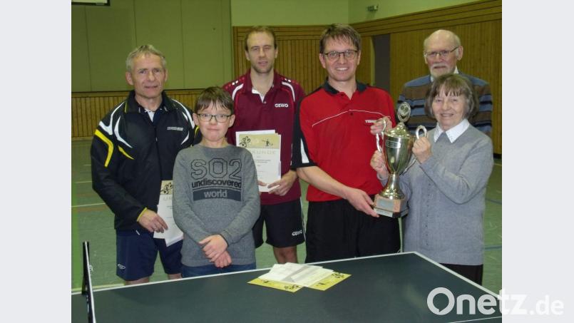 Spannende Spiele verzeichneten die Tischtennis-Vereinsmeisterschaft sowie der Wettbewerb um den Fritz-Scharnagl-Pokal. Im Einzel siegte Andreas Ockl. Zusammen mit Markus Schneider gewann Ockl auch im Doppel. Im Bild (von links): Robert Wameser (Platz 2 im Einzel), Benedikt Ockl, Spartenleiter Christoph Sporrer, Sieger Andreas Ockl sowie Fritz und Elfriede Scharnagl. Bild: hä