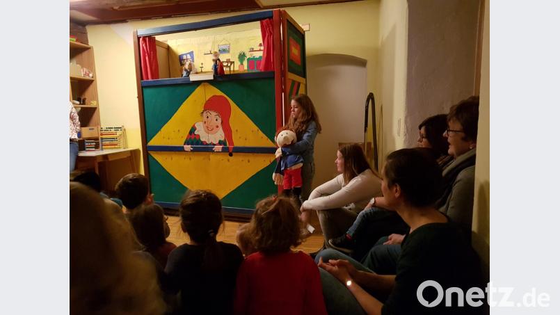 Zum Tag der offenen Tür kamen viele Interessierte in den Pfreimder Franziskuskindergarten, um sich zu informieren. Einen Höhepunkt stellte das Kaspertheater dar, welches von den Kindern gebannt verfolgt wurde. Bild: hir