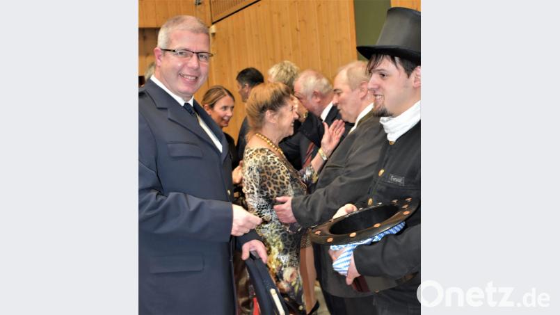 Der Kontaktbereichsbeamte der Polizei, Martin Behrendt, freut sich, als ihm Bezirkskaminkehrer Nico Forster einen Glücks-Cent überreicht. Bild: rgr