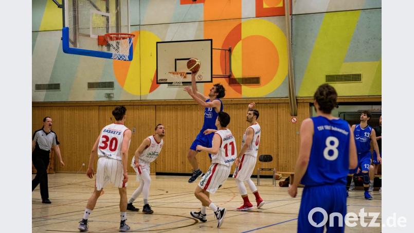 18 Punkte von Stefan Beer (am Ball) helfen dem TSV Schwandorf in Cham nicht weiter. Die Basketballer kassieren in der Bayernliga bereits die vierte Niederlage in Folge. Bild: par