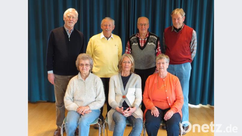 Viel bekannte, aber auch neue Gesichter prägen die Vorstandschaft der Landsmannschaft Nieder- und Oberschlesien um Vorsitzenden Lothar Fischer (stehend, Zweiter von links) . Bild: Dobmeier