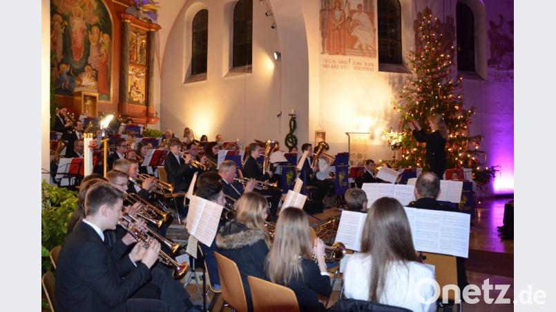 Nachwuchsdirigentin Hanna Häring (rechts) vom Posaunenchor Kohlberg übernahm zwei Verse von „Großer Gott, wir loben dich“. Bild: amü