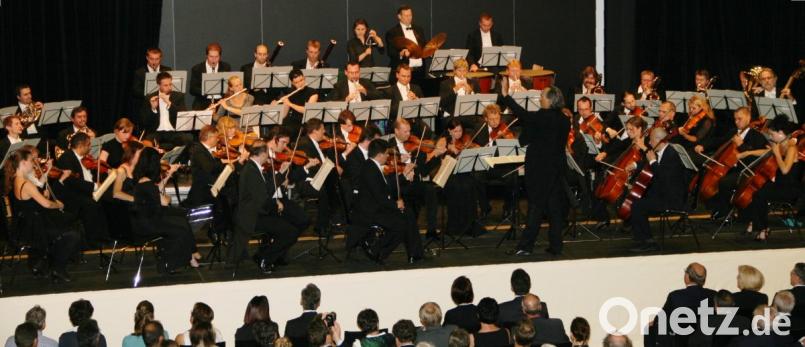 Die &quot;Smetana Philharmoniker&quot; unter Leitung des gebürtigen Neunburgers Hans Richter sorgten bei der Eröffnung der Schwarzachtalhalle im Juli 2012 gleich für einen Paukenschlag. Die knapp 800 Gäste dankten mit stehenden Ovationen. Bild: weu