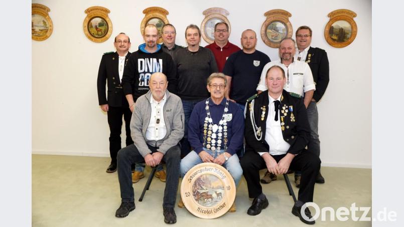 Die erfolgreichen Schützen der Schützengesellschaft Immenreuth (sitzend): Schwarzpulverkönig Günther Nicolai mit seinen Rittern Roland Schäffler (rechts) und Peter Hößl (links) sowie (dahinter von links) Jürgen Heinz, Bastian Veigl, Thomas Hößl, Gerd Kraitzek, Thorsten Höcht, René Schindler, Georg Schinner und Manfred Fischer. Bild: bkr