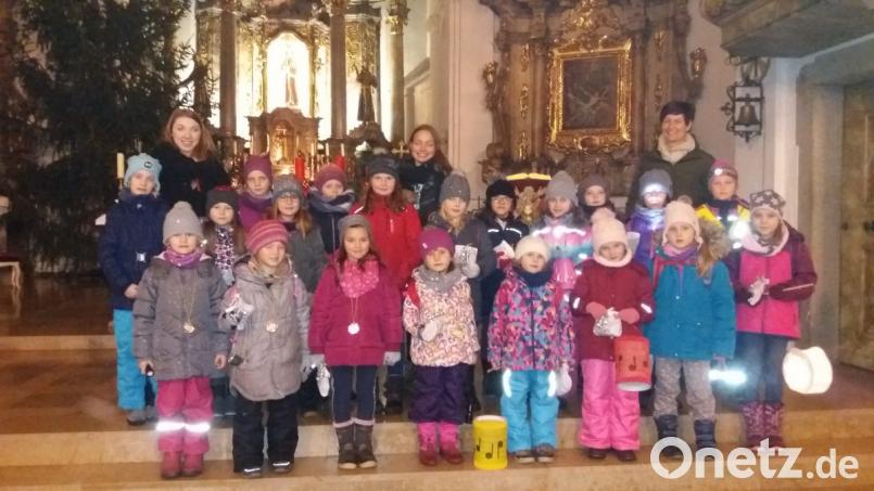 In der Wallfahrtskirche St. Felix bekommen sechs Turnerinnen von Tanja Kippes (hinten, rechts) Medaillen für ihre turnerischen Leistungen. Bild: prh