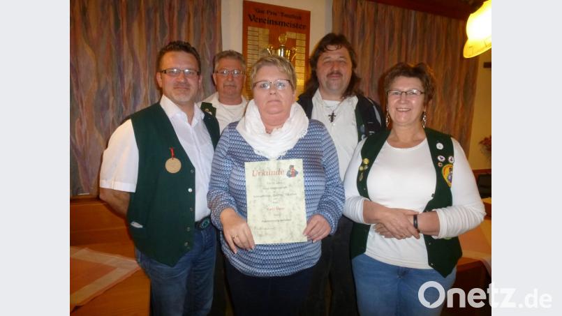 Gut Pris setzt weiter auf (von links) Manfred Rauscher und Josef Schirbl sowie Josef Fellner und Christa Schirbl (Vierter und Fünfte von links). Karin Meier (Mitte) erhält für 20-jährige Vereinstreue die Bronzenadel. Bild: bk