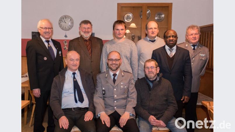 Die Ehrungen für langjährige Verdienste im Verein übernahm Kreisvorsitzender Ferdinand Lienerth (links). Die Geehrten und Ehrengäste (vorne von links): Wilhelm Werner, Thomas Bäuml, Arno Weig sowie (hinten von rechts) Vorsitzender Ludwig Gradl, Pfarrer Charles Ifemeje, Franz Kraus, Alexander Schneider und Bürgermeister Josef Schmidkonz. Bild: dtr