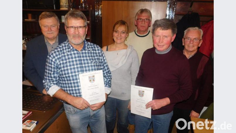 Seit 40 Jahren sind Erich Schindler und Adolf Schindler (rechts) als aktive Sänger eine Stütze des Männergesangvereins. Zum Dank zeichnete ihn Vorsitzender Lothar Graf mit Urkunde des fränkischen Sängerbundes und goldene Ehrennadel aus. Bild: hai