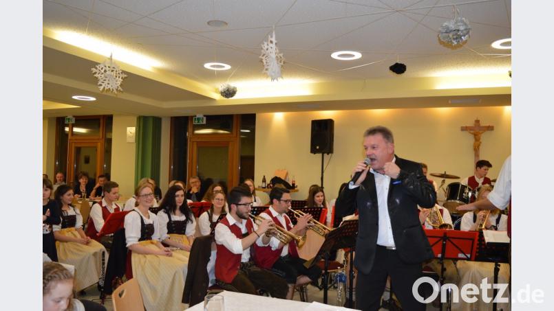 Christian Dimpfl mimte bei &quot;Lady Carneval&quot; Karel Gott und stand dem Original in nichts nach. Bild: bej
