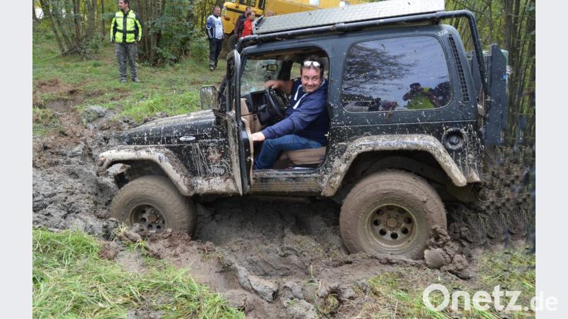 Markus Dums (am Steuer) unterwegs in seinem Geländewagen. Das Foto entstand im vergangenen Herbst auf der Offroadstrecke in Pilsen. Dort wollen auch die &quot;Offroad Freunde Oberpfalz&quot; regelmäßig per Vierrad-Antrieb durch Schlamm und Dreck pflügen. Bild: zer