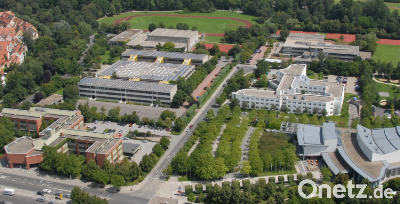 Die räumliche Nähe macht&#039;s: Mitarbeiter des Sozialdezernats im Neuen Rathaus (vorne, links) ziehen ab März um in die Arbeitsagentur Weiden (Bildmitte, rechts). Die nötigen Datenleitungen sind bereits verlegt. Luftbild: Michael Ascherl