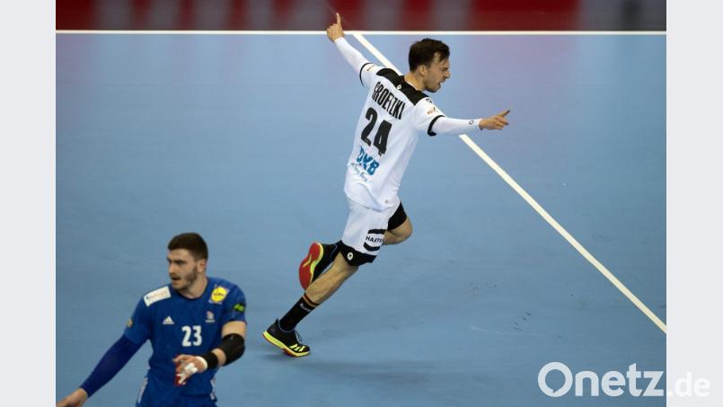 Patrick Groetzki (r) jubelt nach einem Treffer. Links Frankreichs Ludovic Fabregas. Bild: Soeren Stache