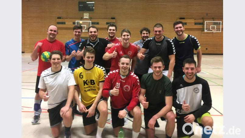 Daumen hoch für das deutsche Handball-Team von den Landesliga-Kollegen des HC Sulzbach-Rosenberg, die sich keines der WM-Spiele entgehen lassen wollen. Ein paar von ihnen haben Karten für eine in München ausgetragene Begegnung. Bild: Marlene Schorr