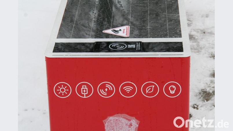 Zunächst wollte die SPD drei Smart Benches in der Innenstadt installieren. Doch dann machte sie einen Rückzieher: zu teuer in der Wartung. Bild: Gabi Schönberger