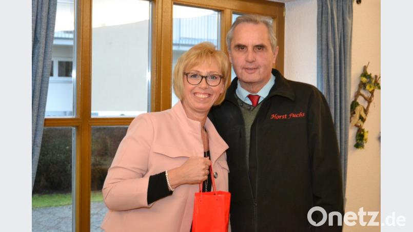 Mit rotem Wein dankte Ortsvereinsvorsitzender Horst Fuchs Sabine Zeidler für ihren engagierten Vortrag. Bild: hcz