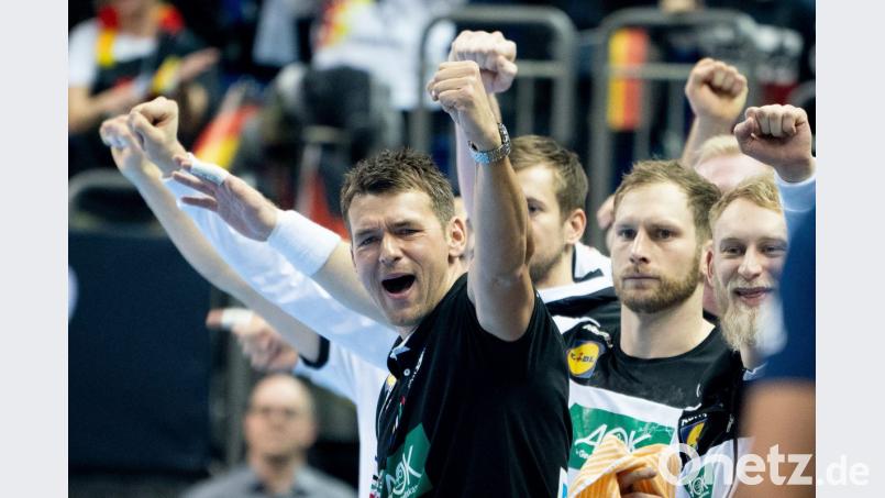 Deutschlands Trainer Christian Prokop jubelt neben seinen Spielern. Bild: Kay Nietfeld