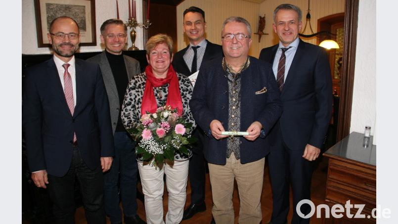Danke für die Arbeit im „Verborgenen“ sagte Dutz dem Fraktionsgeschäftsführer Bernhard Söllner aus Immenreuth. Blumen und ein Geschenk wurden Evi und Toni Dutz überreicht. Im Bild (von links): stellvertretender Landrat Dr. Alfred Scheidler, MdL Tobias Reiß, Evi Dutz, Bernhard Söllner, Toni Dutz und Mitterteichs Bürgermeister Roland Grillmeier. Bild: wro