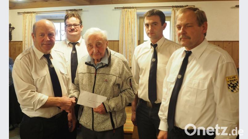 Der 93-jährige Sigmund Witzlau (Mitte) überreicht dem Kriegerverein um Vorsitzenden Albert Grießl, Stellvertreter Stefan Süß, Schriftführer Fabian Bauriedl und Kassier Thomas Schmid (von links) eine Spende von 500 Euro. Bild: gz