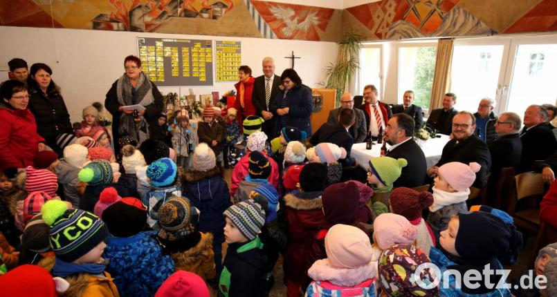 Die Kindergartenkinder umringen ihren Bürgermeister Günter Stich und singen ihm zum 60. Geburtstag ein Ständchen. Bild: mef