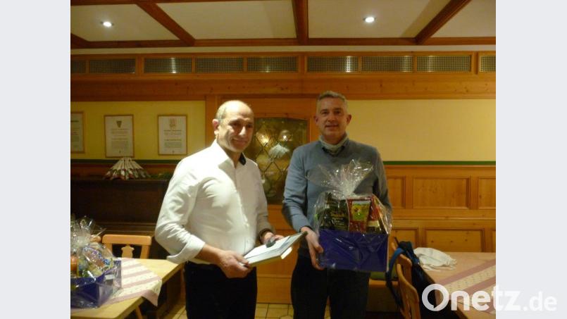 Firmenchef Andreas Sperber (re.) mit Spenglermeister Martin Mauerer, der dem Betreib seit 45 Jahren angehört. Bild: wrt