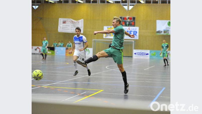 Im Vorrundenduell (Bild) gab es in der Partie zwischen dem SV Köfering (rechts Marcel Allstadt) und dem TuS Rosenberg keinen Sieger, im Finale trafen beide Teams erneut aufeinander. Diesmal mit dem besseren Ende für die Köferinger. Bild: Hubert Ziegler