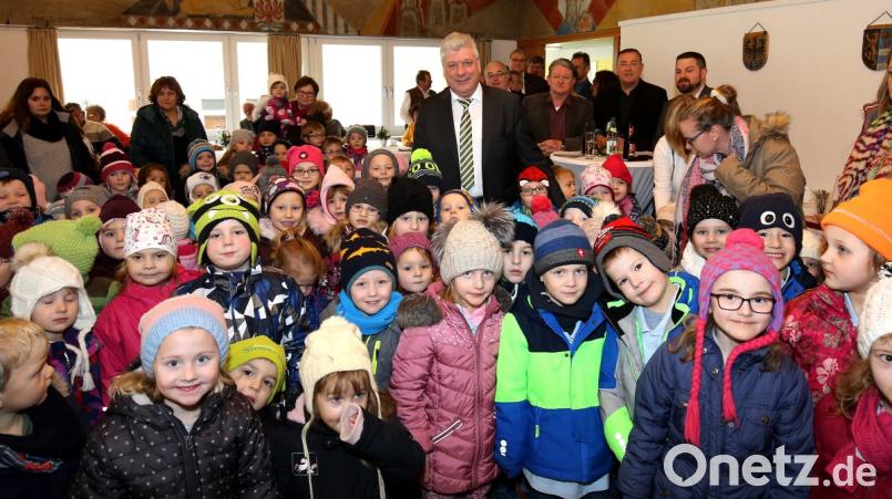 Die Kindergartenkinder umringen ihren Bürgermeister Günter Stich und singen ihm zum 60. Geburtstag im Rathaus ein Ständchen. Bild: mef