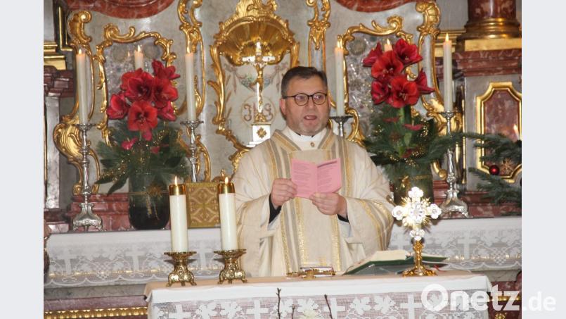 Dekan Markus Brunner eröffnete die Sebastianswoche im Rahmen des Winterbergfestes im Barockkircherl St. Sebastian. Bis 20. Januar werden täglich Andachten und Abendmessen abwechselnd von allen Amberger Pfarreien gefeiert. Bild: ads