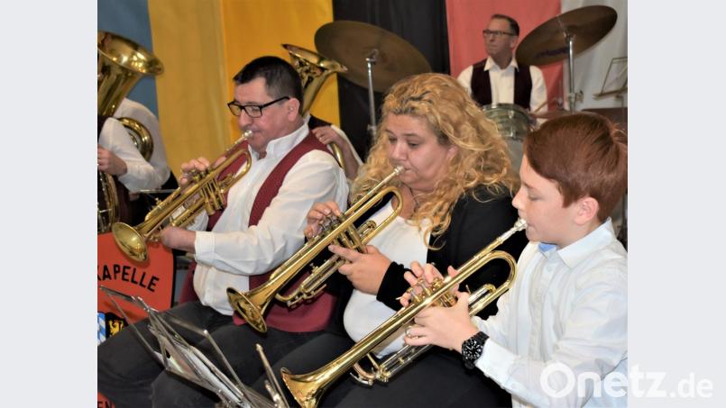 Die Stadtkapelle Grafenwöhr spielt unter anderem die deutsche und die amerikanische Nationalhymne. Bild: rgr