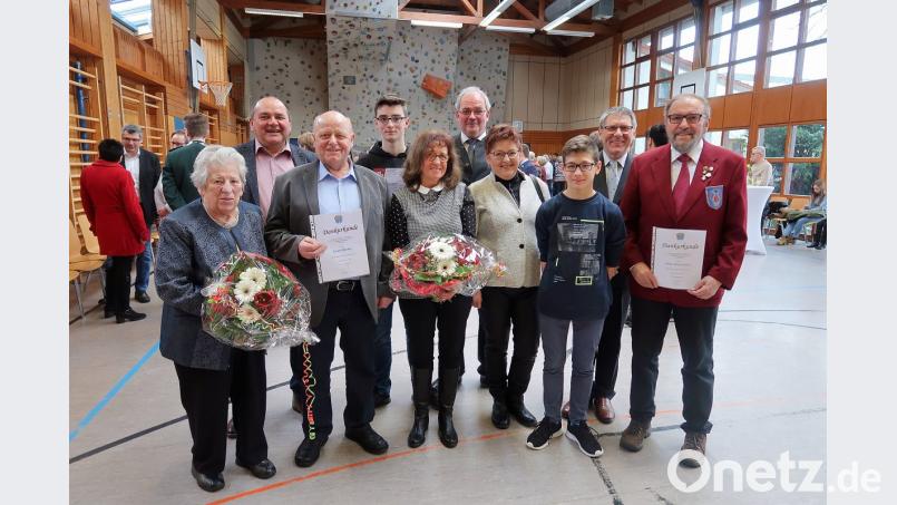 Beim Neujahrsempfang wurden Erwin Bächer (Dritter von links) und Peter Steinhauser (rechts) mit der Bürgermedaille in Silber geehrt. Elfriede Schlicht und Zita Schuster (vorne von links) sowie Karl Wittmann (hinten links), Fabian Schultes (hinten, Zweiter von links) und Timo Höfer (vorne, Zweiter von rechts) bekamen Geschenke. Es gratulierten Kreis- und Bezirksrätin Brigitte Scharf (Vierte von rechts) und zweiter Bürgermeister Oskar Schuster und erster Bürgermeister Gottfried Härtl (hinten, von rechts). Bild: bsc