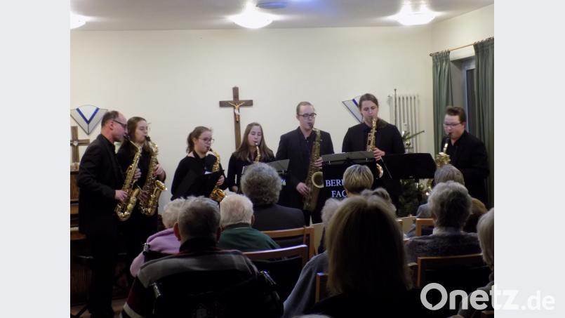 Ein Saxofon-Ensemble der Berufsfachschule für Musik sorgt mit beschwingten Melodien für Unterhaltung. Bild: exb